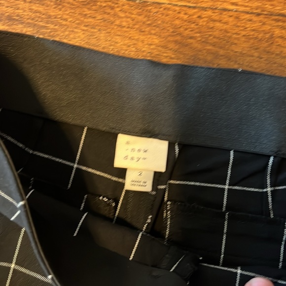 Black and white checkered pants, stretchy materials, size 2 (but can fit size 4) - Picture 2 of 3